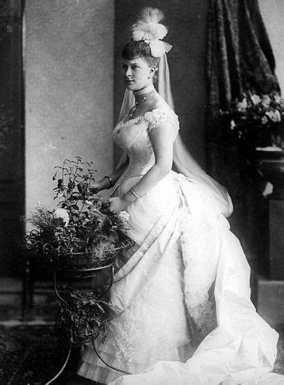 Foto des hochzeitskleides mary von ricca sposa. Princess Mary of Teck married George, the Duke of York ...