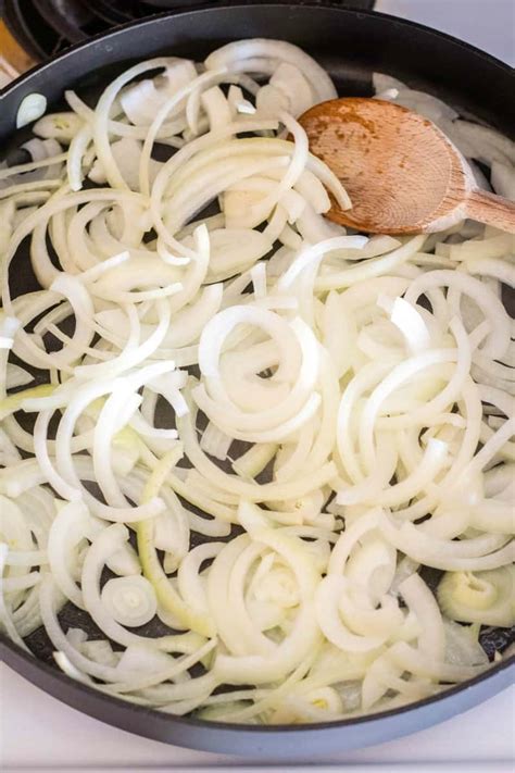 Add sour cream, salt, cream, vinegar, garlic powder and mayonnaise. French Onion Dip 21 • Bread Booze Bacon