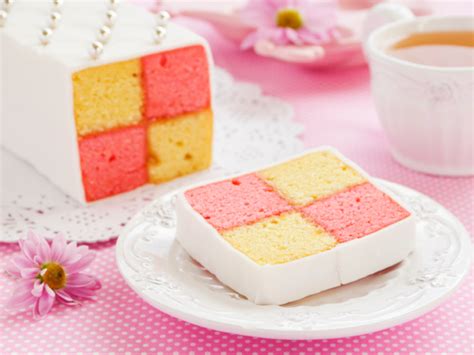 Wer liebevoll dekorierte leckereien für den sweet table oder die candy bar bei einer hochzeit backen möchte, wird bei uns ganz bestimmt fündig. Rezept für Battenberg-Kuchen | Kitchengirls