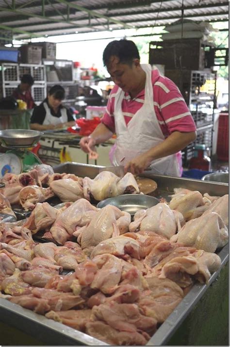 Today, i came here for one thing and just one thing alone. Fresh chickens at Jalan Imbi market, Kuala Lumpur ...