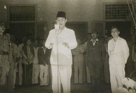 Lemah maupun kuat pada sebuah perjuangan guna memperjuangkan akan nilai kehidupan yang. Proklamasi Kemerdekaan RI oleh Bung Karno, di Pegangsaan Timur Jakarta, 17 Augustus 1945 ...