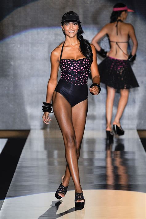 Abbiamo intervistato juliana moreira e ci ha raccontato della sua passione per i viaggi in thailandia l'inviato di striscia la notizia, edoardo stoppa e la fidanzata juliana moreira stupiscono tutti ed. Juliana Moreira - PARAH Fashion Show Spring Summer 2014 ...
