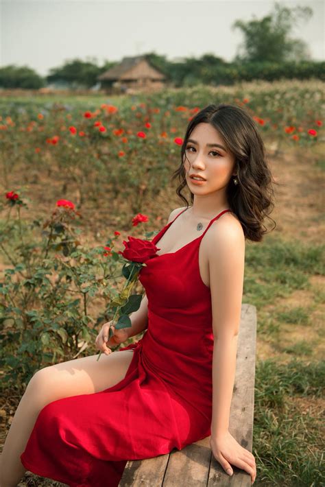 Ngọc trinh diện váy đỏ khoe vòng eo không mỡ thừa dù ăn tết linh đình. Sau bao năm gây sóng gió hot girl Linh Miu giờ ra sao