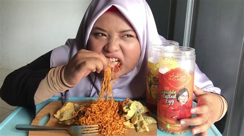 Ayam bakar + tomyam (malaysia) maggi pedas giler challenge | zakirah zainal burger pedas malaikat maut let's eat pedas giler together. maggi pedas giler!!!! 😣😣 - YouTube