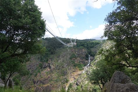 Con sus 516 metros de largo por 1,20 metros de ancho y 175 metros de alto este nuevo puente desbanca al charles kuonen suspension bridge de suiza. El puente colgante más largo del mundo está en Portugal