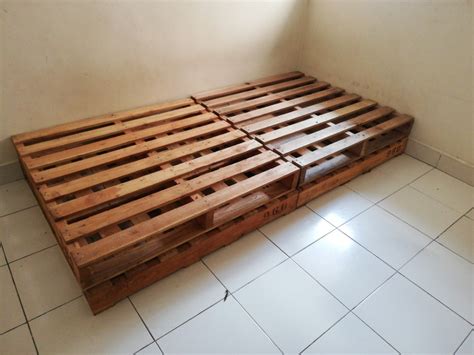 Dinding pallet yang dipasang untuk memegang bingkai gambar. Katil Baby Kayu Pallet - Pagar Rumah