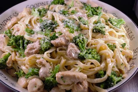 Bake the shrimp at 400f for about 7 minutes (you can also saute the shrimp in a pan with add the parmesan cheese to the sauce. Chicken and Broccoli Fettuccine Alfredo