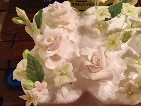 Use our gumpaste flowers for your cake decorating needs. Gum paste Flowers for Anniversary Cake | Gum paste flowers ...
