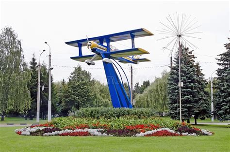 Belarus droht jetzt mit sanktionen gegen die eu. Monumentdoppeldecker - Helles Flugzeug Redaktionelles Bild ...