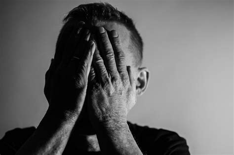 Du grec ancien σχίζω (« fendre ») et ϕρήν, ϕρενός (génitif) (« le cœur, l'âme. La maladie schizophrénique