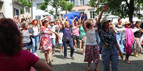 Rapperswil is a city that borders northeastern switzerland & central switzerland and lays direct at the end of lake zurich and obersee. FRAUENSTREIK AUCH IN RAPPERSWIL - DIE BILDER | Rapperswil-Jona