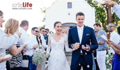 Profesional rugby player!married to an awesome wife and father of the most wonderful kids in the whole world!!. Morne Morkel gets married to Channel 9 reporter Roz Kelly ...