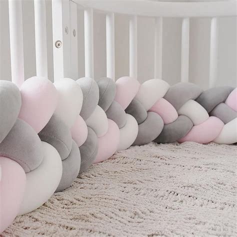 Un joli tour de lit tressé en jersey de coton pour un rendu doux et moelleux. Tresse tour de lit bébé 4 couleurs | kidyhome en 2020 ...