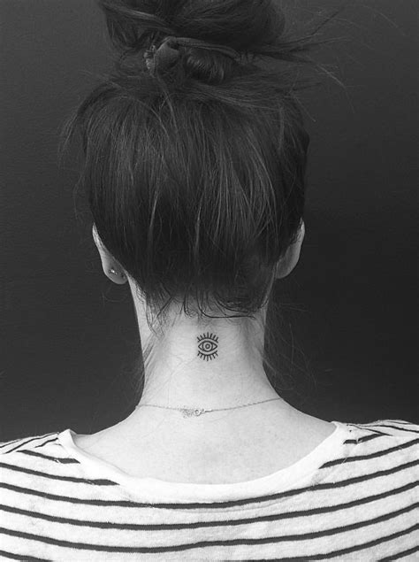 Sul polso, sul collo del piede, sulle scapole, sulla nuca, ma anche, per le più coraggiose, sulle dita delle mani! 15 tatuaggi collo più attraenti per ragazze | Donne con ...