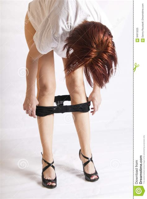 Un auxiliaire de vie sociale est (pour ceux qui ne le savent pas) une personne qui aide un citoyen malade ou dépendante, à accomplir les tâches et activités de la vie quotidienne. Femme Rousse Enlevant Ses Culottes Image stock - Image du féminin, élégant: 94913225