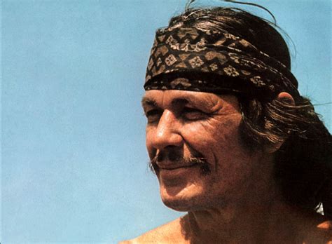 Por un lado, siente un cierto sentimiento de fidelidad a su tribu; CHATO'S LAND (1972) RENEGADO VENGADOR / CHATO EL APACHE ...