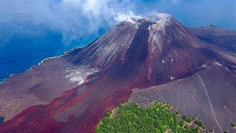 Gunung ini merupakan gunung tertinggi di pulau kalimantan dan tertinggi kelima di asia tenggara. Status Anak Gunung Krakatau Turun Jadi Waspada