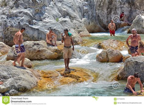 Il fiume che bagna la capitale degli stati uniti. La Gente Che Bagna In Un Fiume Della Montagna Fotografia ...