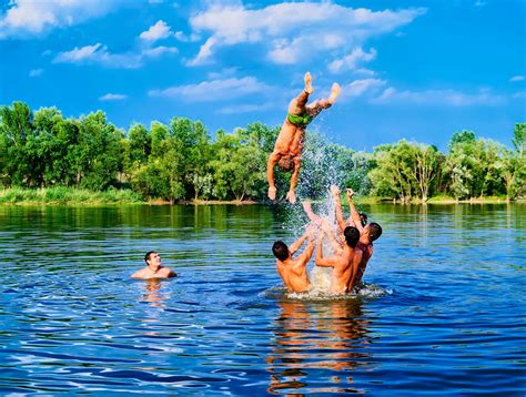 Flashback: Tarrant County nudists threw caution, clothing to the wind