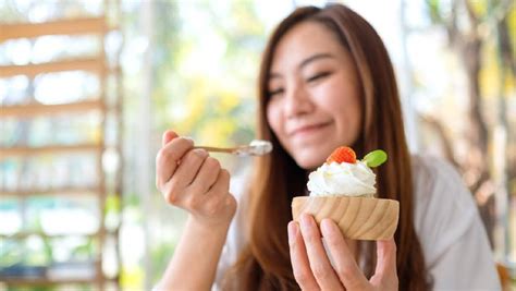 Kesibukannya membuat suamiku selalu jarang berada di rumah. Pandemi Corona Bikin Bunda Sering Ngemil? Ini Pemicunya