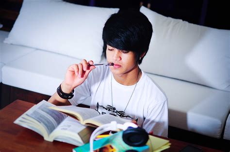 3 Ways to Have Fun While Home Alone - wikiHow