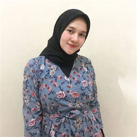 Wajah cantik yang terbalut jilbab itu begitu mempesona, apalagi ketika kulihat ternyata ujung pakaian jubahnya agak tertarik ke atas tanpa di sepasang payudara yang selama ini tersembunyi di balik jubah dan jilbab lebar yang selalu dikenakan teh euis kali ini ada dalam remasanku yang kian liar. Pin on Jilbab cantik