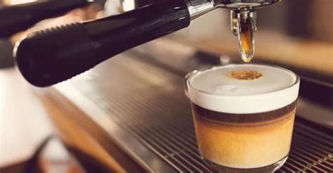 It consists of coffee or crème base, blended with ice and other various ingredients like flavored syrups, usually topped with whipped cream and or spices. Le origini alessandrine del "marocchino", bevanda che ...
