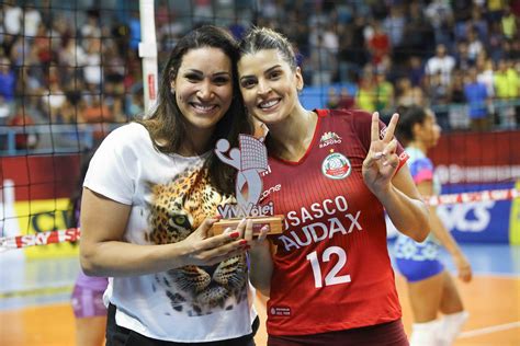 Atua como oposta da seleção brasileira de vôlei. Melhor do Vôlei - tandara caixeta