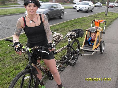 I also teach and sometimes have to work on or move training bikes, so i built a new trailer. about bike rides: Tattooed tandemist towing trailer todler