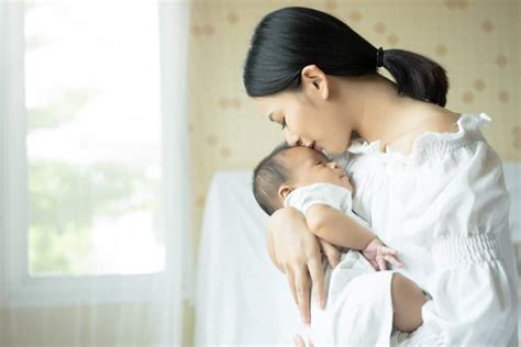 Salah satu cara menenangkan bayi/anak yang tengah rewel dan sering menangis adalah menenangkannya melalui doa. Cara Menidurkan Bayi yang Terbangun Tengah Malam Lewat No ...