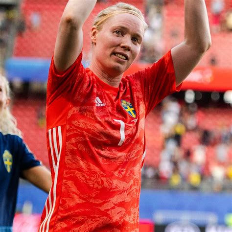 Framtiden för svensk fotboll är ljus! Hedvig Lindahl mordhotad mitt under VM - av amerikansk ...