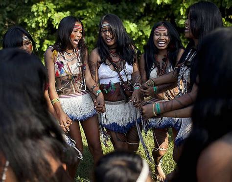 They are distinguished from the related tupi by their use of the guarani language. Etnia Guarani, Paraguay | Tribal women, Tribes women, Women