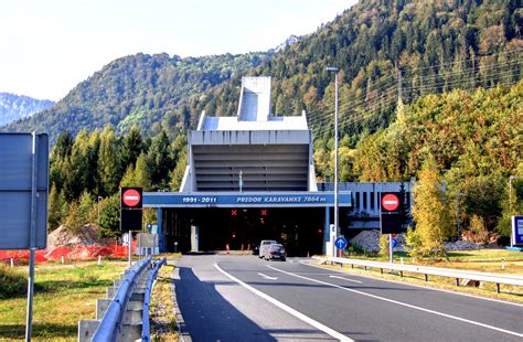 Züge beim karawankentunnel und bahnhof rosenbach im dezember 2016. Karawankentunnel (Autobahn)