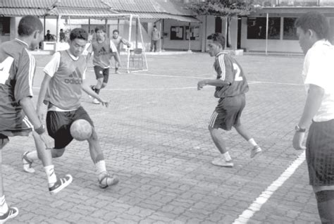 Dengan menggunakan kaki, kepala, dan semua bagian tubuh kecuali tangan. Makalah Teknik Dasar Permainan Futsal Peraturan Ukuran ...