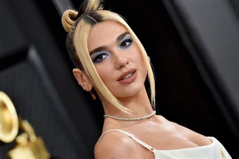 In 2015, she was endorsed with warner music group and delivered her first single before long. Dua Lipa estrena el tráiler de "Physical" - Dicomania