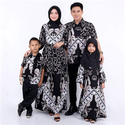 Model baju batik couple modis. Model Baju Couple Keluarga Batik : 30 Model Baju Batik ...