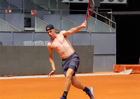 Dmitriy shapovalov, trainer komei'nin gönderisini paylaştı. Denis Shapovalov training hard in Madrid | Tennis Tonic ...