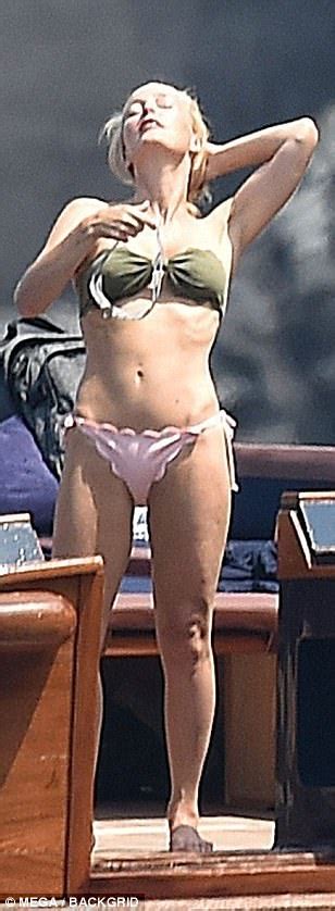 Looking lean in a crop top and jogging gillian anderson hot. Gillian Anderson shows off her washboard abs in a bikini ...