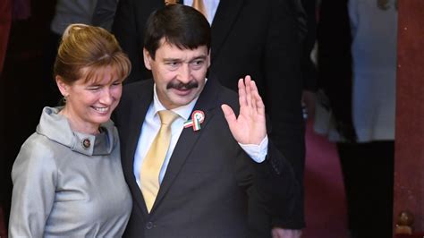 Áder jános köztársasági elnök (j) és rumen radev bolgár elnök, valamint herczegh anita, áder saját családja mellett mindig is érzékeny lélekkel fordult a rászoruló emberek felé anita asszony. „A haza minden előtt" - megkezdte újabb elnöki ciklusát ...