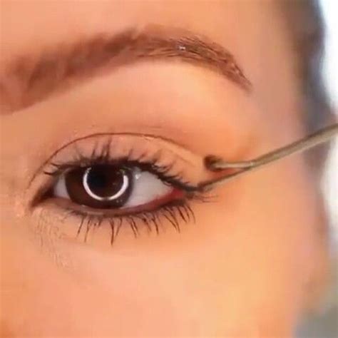 Remember that the purpose of eyeliner is to emphasize and highlight your eyes, not overshadow them. Eyeliner hack using a bobby pin by @beautybybdafollow. . #teeka4 #beautywithteeka4 ...