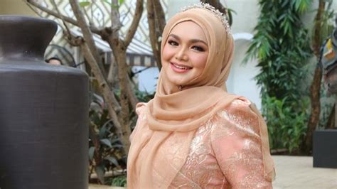 The single was first released in indonesia as part of the indonesian version of siti's sixteenth solo album, fragmen. Lirik Lagu Seluruh Cinta - Siti Nurhaliza Feat. Cakra Khan ...