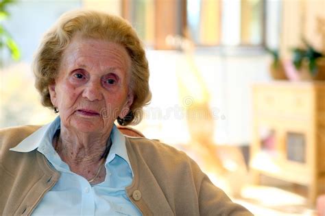 Mature in lattice foto / postsynaptic density cons. Oude oma stock foto. Afbeelding bestaande uit aging ...