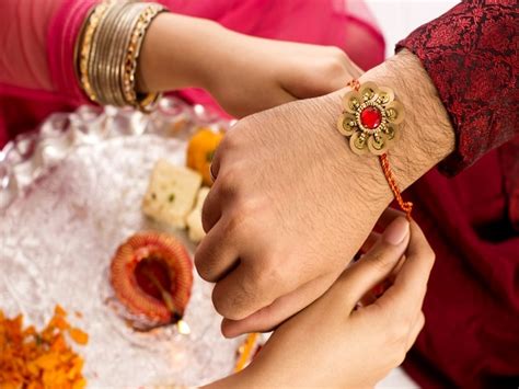 Raksha bandhan — le raksha bandhan est une fête indienne qui célèbre le lien de fraternité qui unit deux êtres humains, qu ils soient frère et sœur dans la vie de famille. Raksha Bandhan 2020: Know The Date, Muhurat & Origin Of ...