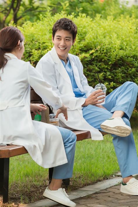 In an interview with an overseas media, kim rae won admitted that he once considered taking a very different career path. Doctors - Park Shin Hye & Kim Rae Won | Корейские ...