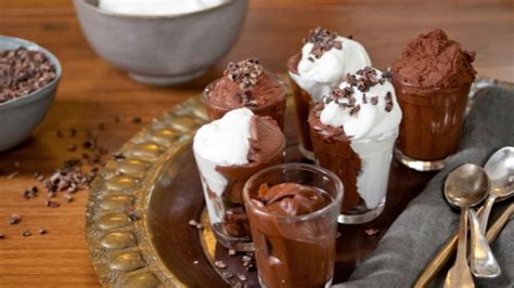 Leve a geladeira por pelo menos 1 hora ou até firmar bem. Mousse de chocolate com chantilly - Cozinha Prática - GNT