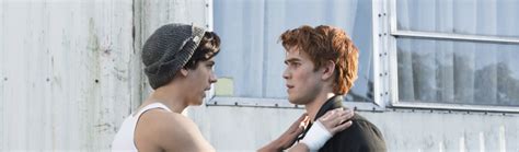 Однако теперь он завязал с выступлениями перед камерой, став обыкновенным пенсионером. Ривердейл 2 сезон 5 серия смотреть онлайн LostFilm!