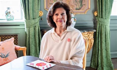 Brandchefen risto kurjansuu köper den första majblomman av jesper jonsson, som går i sjätte klass på bruksskolan. Queen Silvia bought this year's first majblomman from Elin ...