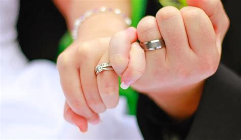 Tips yang ketiga, perhatikanlah material cincin kawin yang dipakai dan sesuaikanlah dengan keinginan anda dan pasangan. CINCIN NIKAH