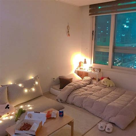 Menggabungkan lampu hias dan gambar daun di dinding, itu terlihat nyaman kan. 10 Inspirasi Desain Kamar Estetik ala Drama Korea