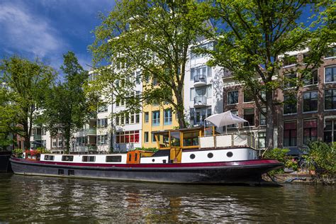 A widower, his three young children, and a bombshell nanny get to know each other better when circumstances have them living together aboard a badly neglected houseboat. Hausboot mit Landstrom Foto & Bild | world, holland ...